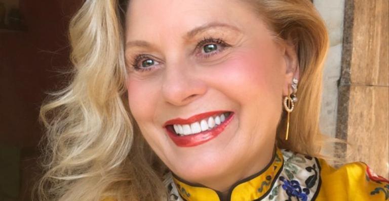 Vera Fischer mostra quase tudo com look ousado e fãs elogiam: ”Você é igual vinho, Verinha”