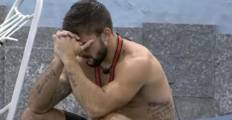 BBB21: Arthur chora e desabafa após bate-boca com Camilla: ”Cansado de ser alvo aqui dentro”