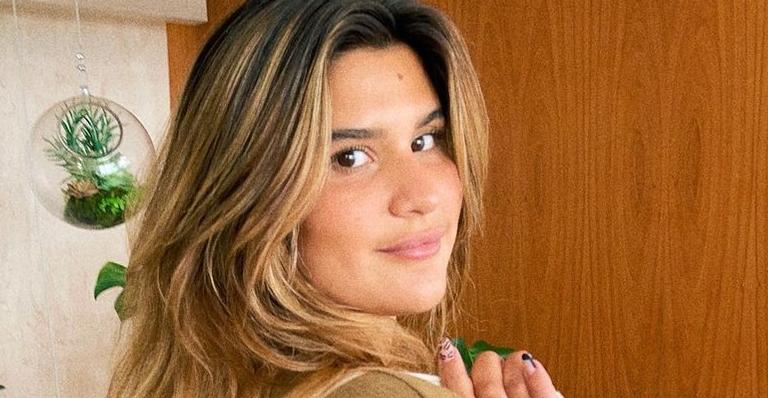 Na cachoeira, filha gata de Flávia Alessandra dá close em corpão de biquíni e web baba: ”Deusa”