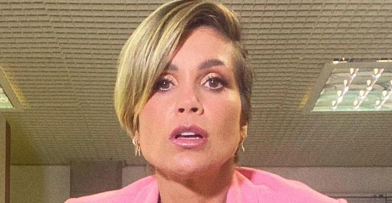 Com bota grifada até o joelho, Flávia Alessandra esbanja curvas com vestido micro justinho