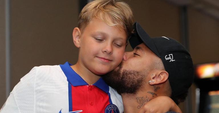Neymar Jr. publica clique de seu filho com o irmãozinho no colo: ”Bom dia de felicidade!”