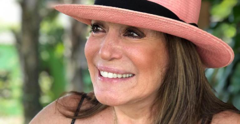 Bem-humorada, Susana Vieira posa de roupão: ”De banho tomado esperando o jantar”