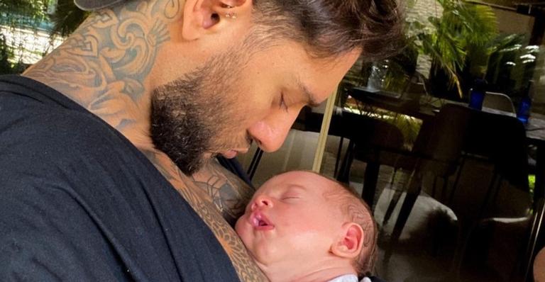 Lucas Lucco passeia com a esposa, Lorena Carvalho, e o filho recém-nascido: ”Caminhada em família”