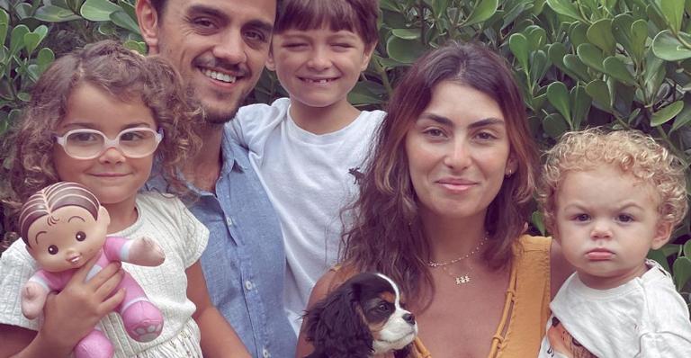 Mariana Uhlmann encanta ao mostrar os filhos interagindo com a cachorrinha da família