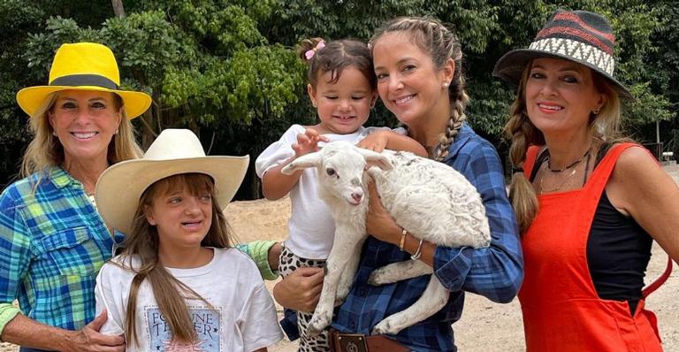 Ticiane Pinheiro posa com a família ao curtir dia na fazenda: ”Amo a natureza, amo vocês”