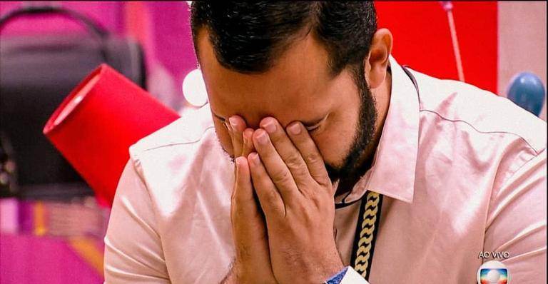 BBB21: Sozinho, Gilberto chora na academia e pensa no jogo: ”Eu cheguei no TOP 9”