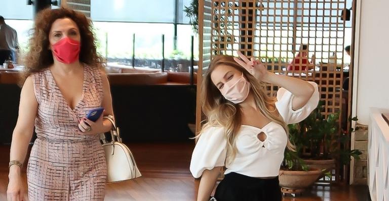 Carla Diaz é flagrada com a mãe no Rio e esbanja simpatia