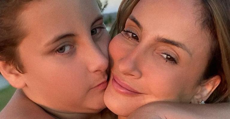 Claudia Leitte e o primogênito surgem em registro especial ao pôr do sol