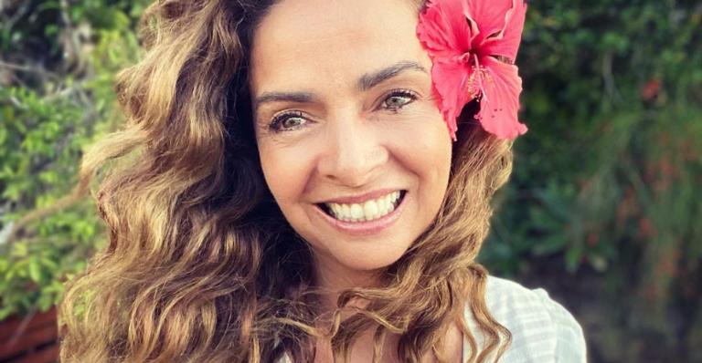 Rodeada pela natureza, Claudia Ohana posa de frente para o mar e encanta web: ”Belíssima”
