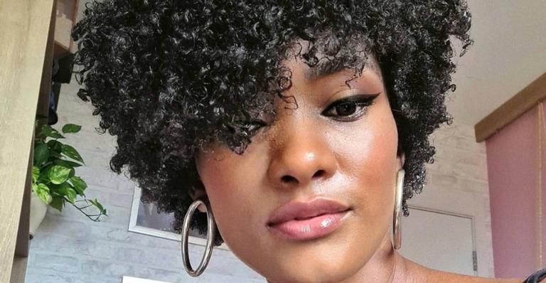 Erika Januza faz exercícios com seus cachorros em meio à natureza: ”Corro eu! Correm eles!”