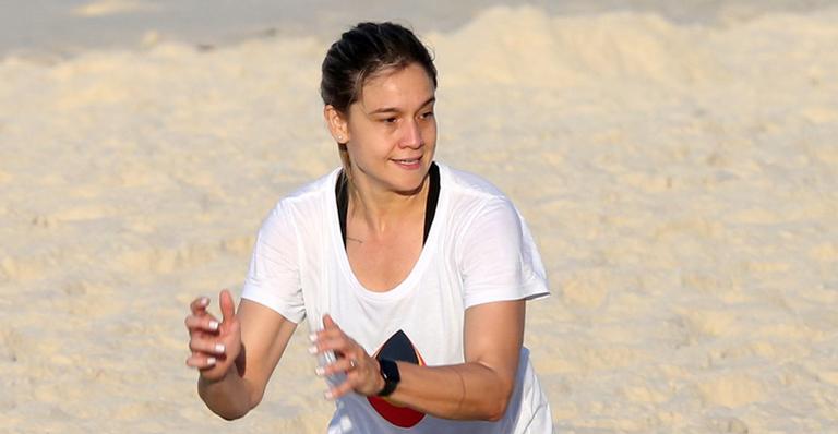Fernanda Gentil é flagrada treinando no Rio