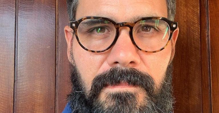 Juliano Cazarré surge agarradinho com a filha caçula em clique feito pela esposa: ”Chêro”