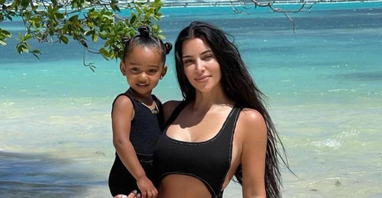 Kim Kardashian se derrete pela amizade da filha Chicago com as primas