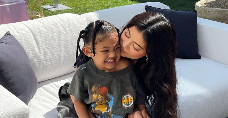 Kylie Jenner explode fofurômetro ao exibir Stormi vestida de frango na web