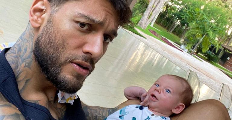 Lucas Lucco se diverte ao fotografar o filho com camiseta engraçada e brinca: ”Tommy jeito minino”