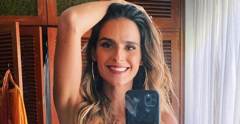 Marcella Fogaça posa com um olho aberto e outro fechado e brinca: ”Novo jeito de dormir”