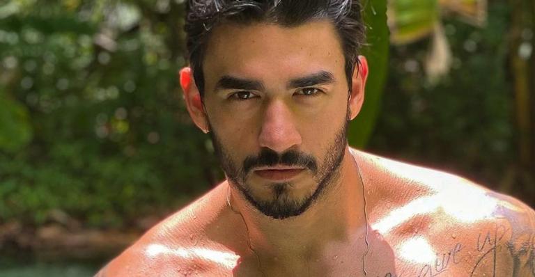 No Jalapão, Guilherme Napolitano posa descamisado e chama atenção dos internautas: ”O mais lindo”
