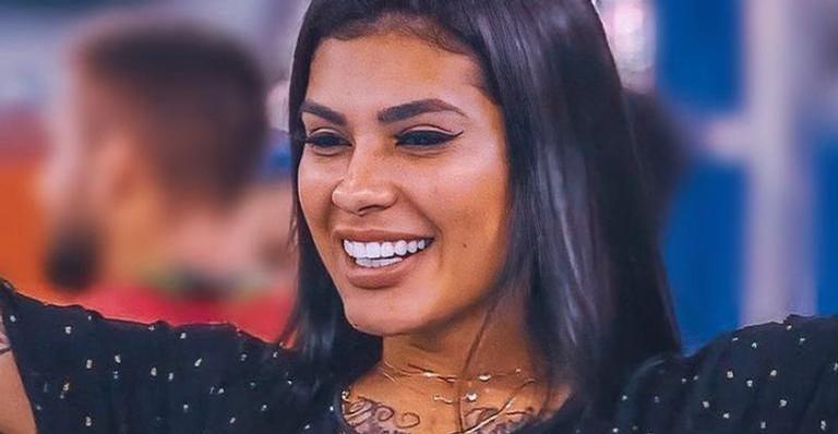 Pocah aposta em biquíni fininho e boa forma impressiona todo mundo