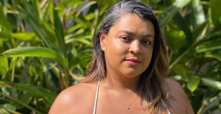 De biquíni diferente, Preta Gil esbanja curvas reais e impressiona: ”Vou mostrando como eu sou”