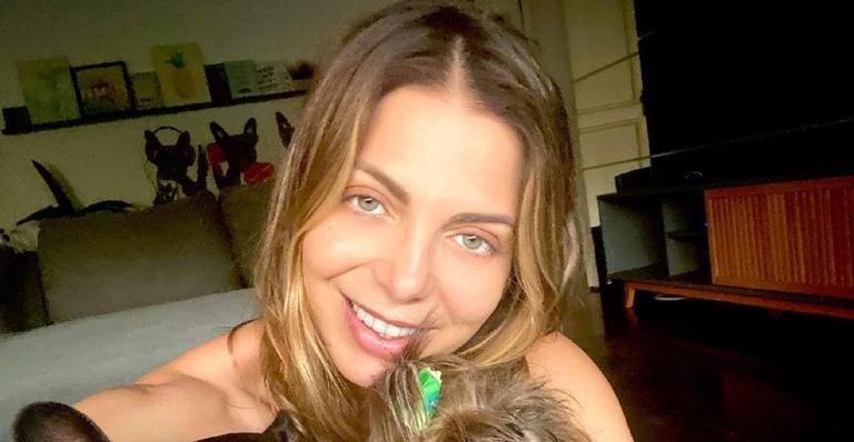 Sheila Mello surge segurando uma cobra em foto e impressiona a web: ”Coragem”