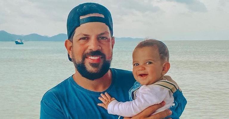 Sorocaba se derrete ao postar clique fofo com o filho, Theo: ”Minha melhor composição”
