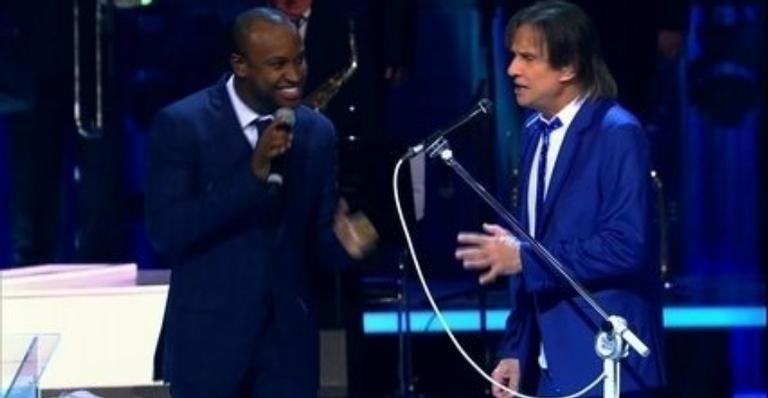 Thiaguinho presta homenagem de aniversário para Roberto Carlos: ”Felicidades, rei”