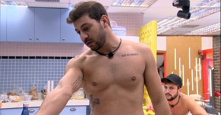 BBB21: Caio se irrita com Fiuk ao ver louça da xepa: ”Somos só quatro e são três fazendo”
