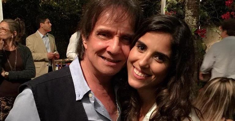 Camilla Camargo homenageia Roberto Carlos e elogia o cantor: ”Foi incrível te conhecer”