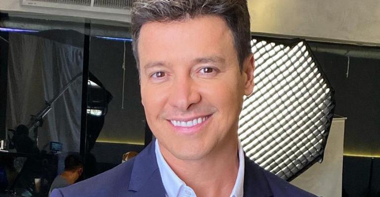 Com meias de frango, Rodrigo Faro exibe treino e brinca: ”Perna forte e grossa”