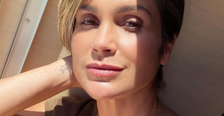 De look branco, Flávia Alessandra posa descontraída e encanta web: ”Perfeita”