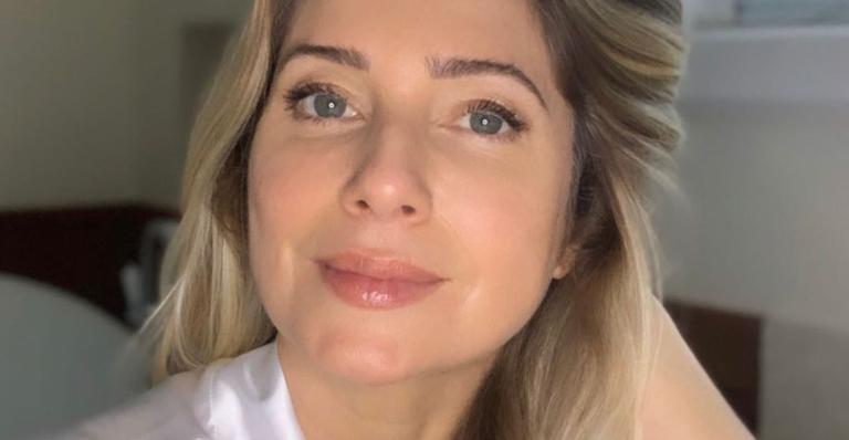 De roupão, Letícia Spiller posa ao natural na janela de sua casa e encanta web: ”Belíssima”