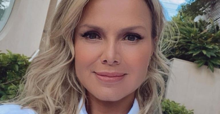 Eliana ousa na elegância ao posar usando vestido azul e reflete: ”Contato com a natureza”