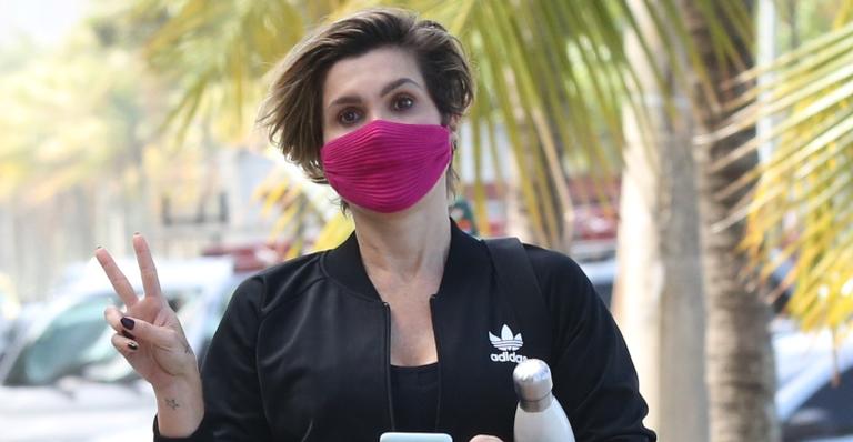 De top, Flávia Alessandra é clicada pegando pesado em academia e corpaço sarado rouba a cena