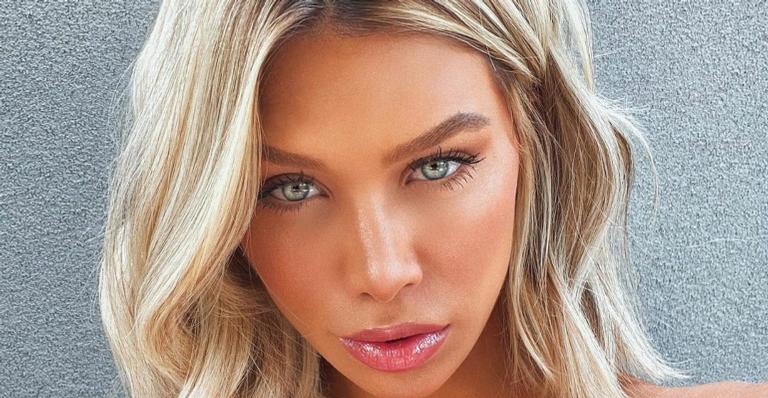 Flavia Pavanelli posa com biquíni fio dental em cenário paradisíaco e corpão rouba a cena: ”Deusa”