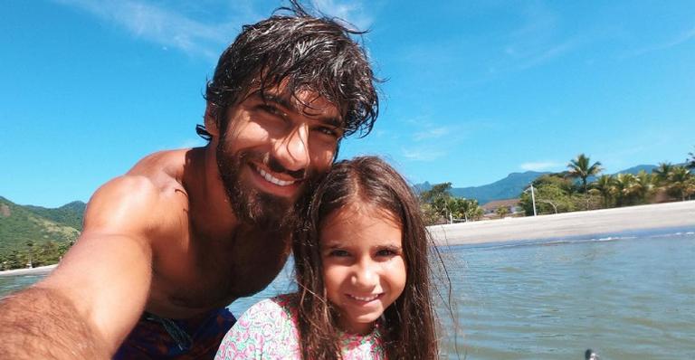 Hugo Moura compartilha vídeo divertido com Maria Flor e encanta a web: ”Tal pai, tal filha”