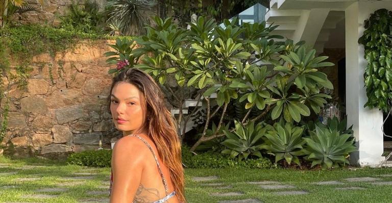 Isis Valverde deixa web impressionada ao surgir praticando yoga: ”Que corpo”