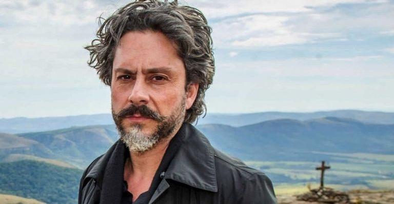 José Alfredo passa mal e irá parar no hospital na novela ‘Império’