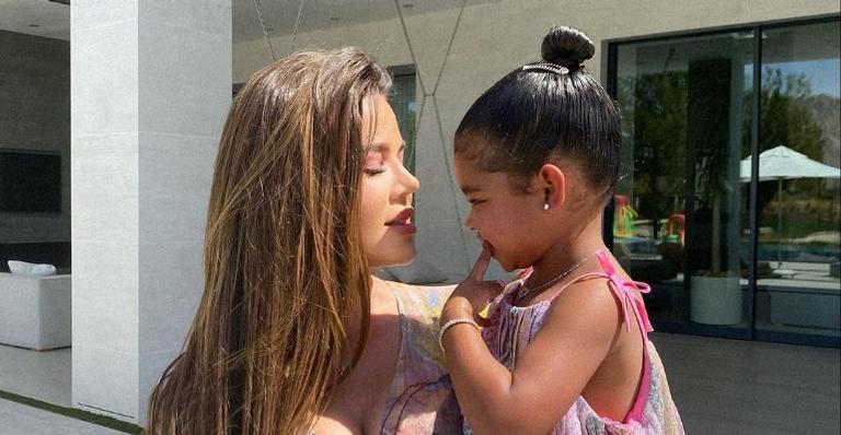 Khloé Kardashian encanta ao reunir cliques da celebração de 3 anos de sua filha, True