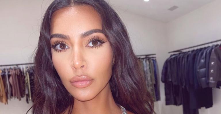 Kim Kardashian para tudo ao posar com visual arrasador: ”Não é para você entender”
