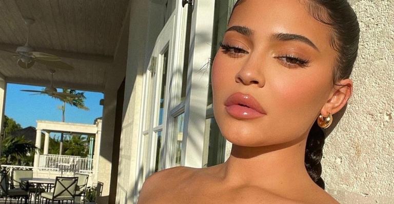 Kylie Jenner ostenta curvas esculturais em clique de sutiã preto: ”Calor”