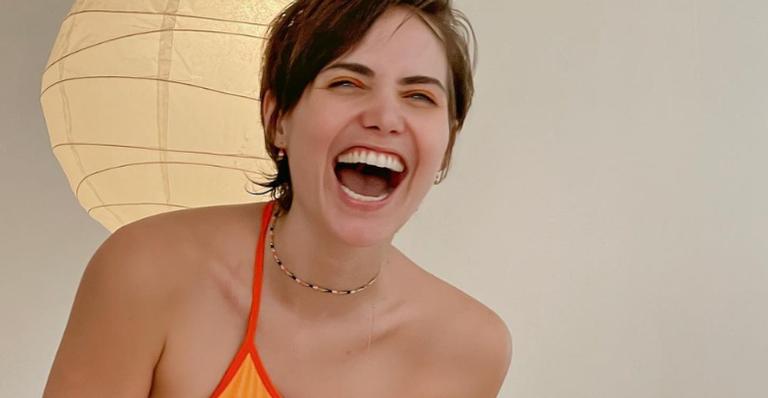 Leticia Colin esbanja alegria ao mostrar seus pais vacinados: ”Segunda dose da vacina no braço”