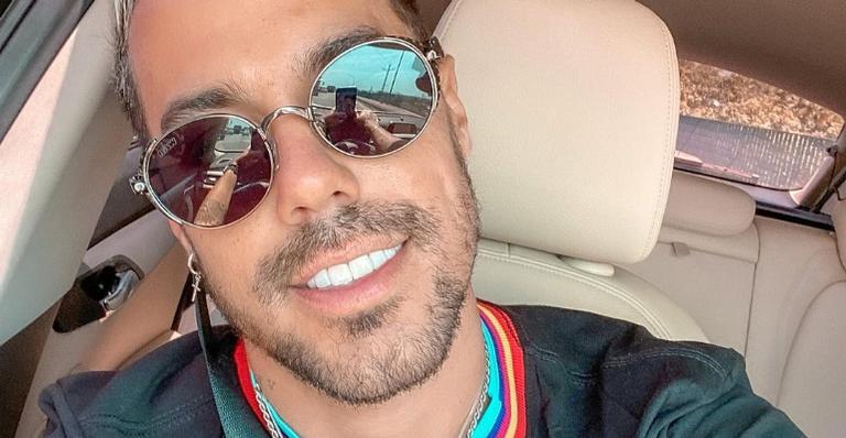 Lipe Ribeiro ganha elogios ao surgir descamisado na frente do espelho: ”Sonho de consumo”