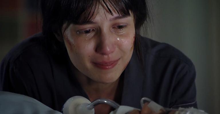 Manu se choca ao saber que Ana está despertando em ‘A Vida da Gente’