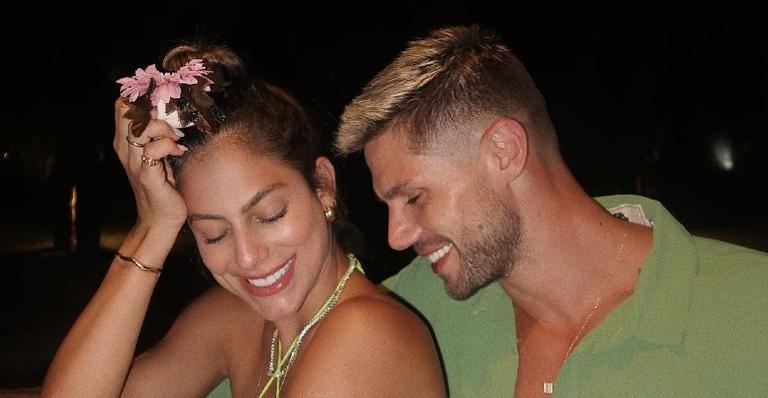 Mari Gonzalez e Jonas Sulzbach surgem juntinhos em registro super romântico