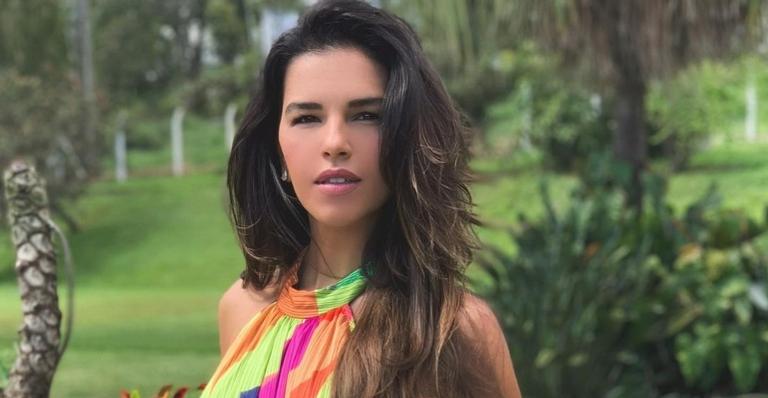 Nas Maldivas, Mariana Rios posa sorridente em sequência de cliques com vestido rosa: ”Linda”
