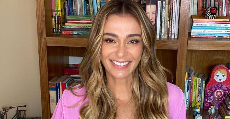 Mônica Martelli surge deslumbrante com look branco e fãs elogiam: ”Linda e solar!”