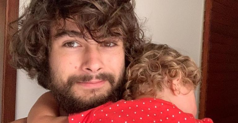Clara Maria tem reação divertida ao ver Rafa Vitti cantando para ela: ”Valeu filha”