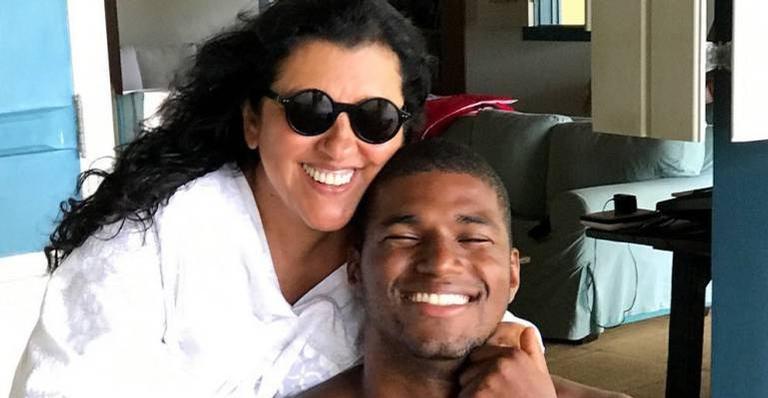Regina Casé faz fotos com o genro, João Pedro, e se declara: ”Um super fotógrafo particular”