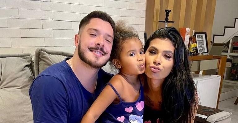 Parceiro de Pocah desabafa sobre mensagens racistas contra a filha da cantora: ”Inadmissível”