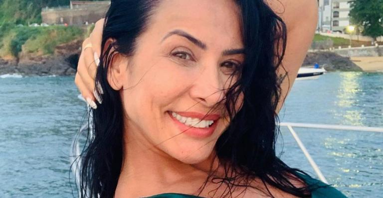 De biquíni preto, Scheila Carvalho diverte web com ensaio fotográfico inusitado